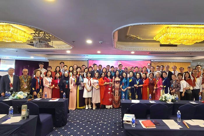 Các đại biểu dự tập huấn lãnh đạo hội đoàn người Việt Nam ở nước ngoài. chụp ảnh lưu niệm