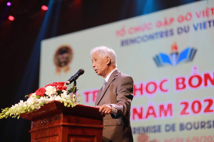 GS Trần Thanh Vân, Chủ tịch Hội Gặp gỡ Việt Nam nhắn nhủ đến các em học sinh, sinh viên tại buổi lễ