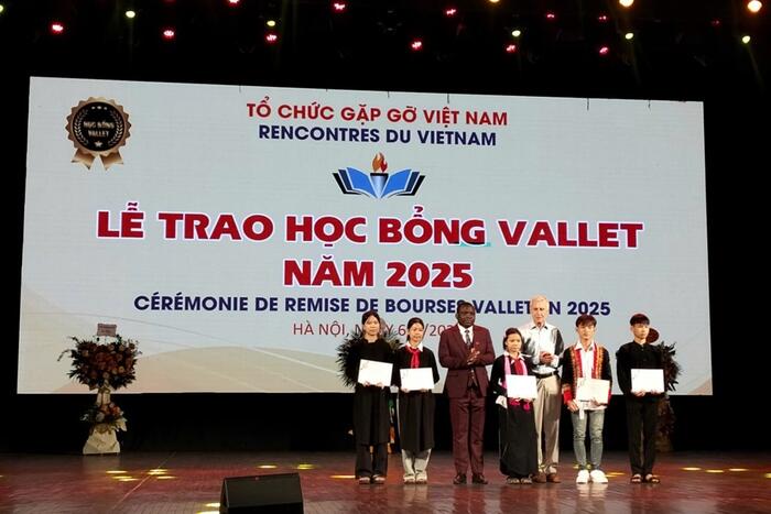 5 học sinh đến từ Làng Nủ – vùng bị ảnh hưởng nặng nề bởi bão lũ năm 2024 được nhận học bổng Vallet. Ảnh: Bnews/vnanet.vn phát