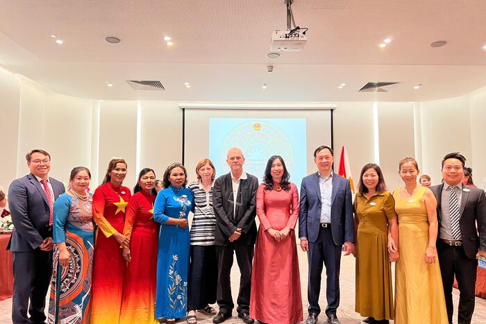 Thứ trưởng Lê Thị Thu Hằng chụp ảnh lưu niệm với vợ chồng ông George Christofides và kiều bào tại Síp