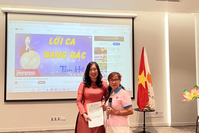 Chị Đặng Hồng Vân tặng Thứ trưởng Lê Thị Thu Hằng bài thơ mới sáng tác