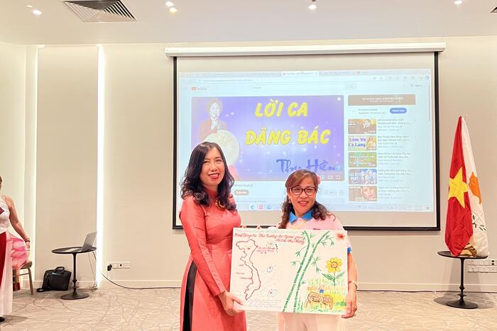 Chị Đặng Hồng Vân tặng Thứ trưởng Lê Thị Thu Hằng bức tranh chị sáng tác