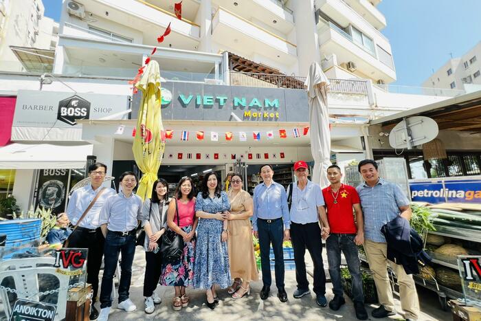 Đoàn đến thăm cửa hàng kinh doanh của bà con kiều bào tại  Cộng hòa Síp