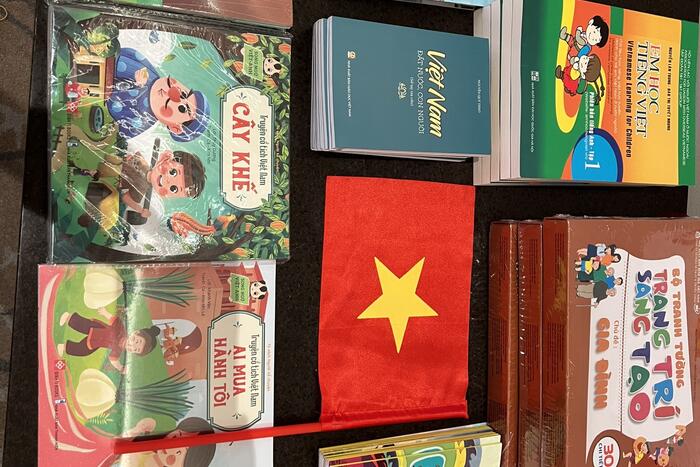 Bộ sách tiếng Việt, quà tặng của Thứ trưởng Lê Thị Thu Hằng dành tặng cho bà con cộng đồng người Việt tại Cộng hòa Síp