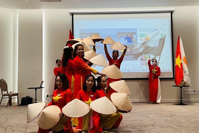Tiết mục biểu diễn văn nghệ của bà con
