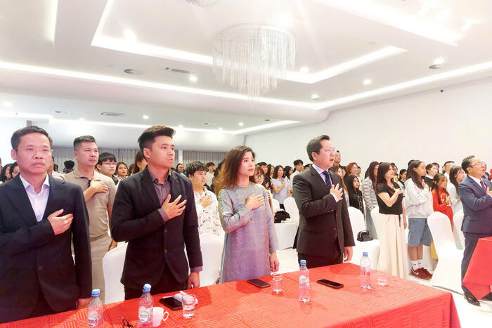 Các đại biểu tham dự buổi lễ làm lễ chào cờ