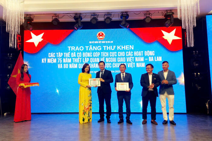 Đại sứ Hà Hoàng Hải trao Giấy khen cho các tập thể có nhiều thành tích trong công tác cộng đồng