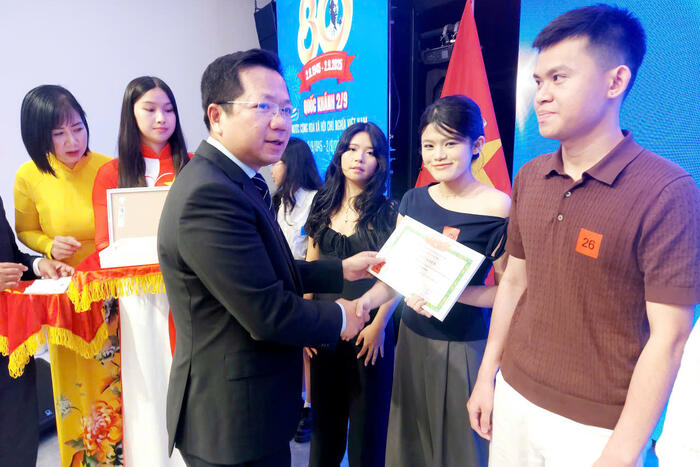 Đại sứ Hà Hoàng Hải trao Thư khen cho các em học sinh , sinh viên có thành tích học tập xuất sắc