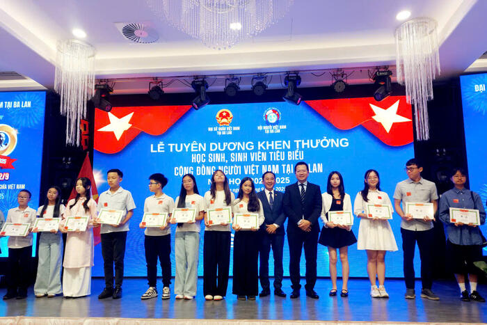 Trao tặng Giấy khen cho các em học sinh có thành tích học tập xuất sắc năm học 2024-2025