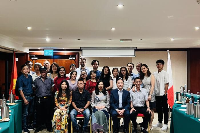 Thứ trưởng Lê Thị Thu Hằng chụp ảnh lưu niệm cùng đại diện cộng đồng người Việt tại Malta