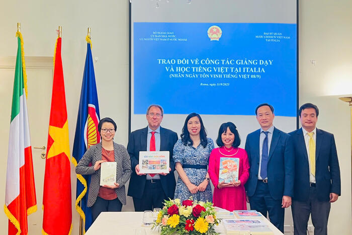  Thứ trưởng Lê Thị Thu Hằng trao tặng sách cho đại diện 3 trường Đại học