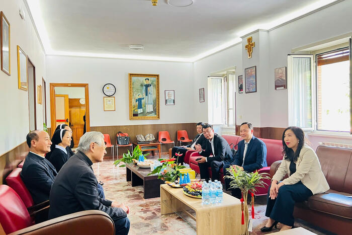Thứ trưởng Lê Thị Thu Hằng đến thăm Foyer Phát Diệm