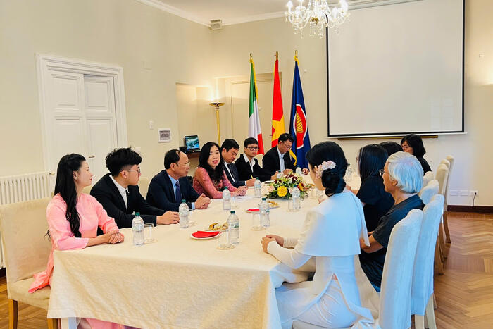 Thứ trưởng Lê Thị Thu Hằng gặp gỡ chuyên gia, trí thức và sinh viên Việt Nam tại Italia