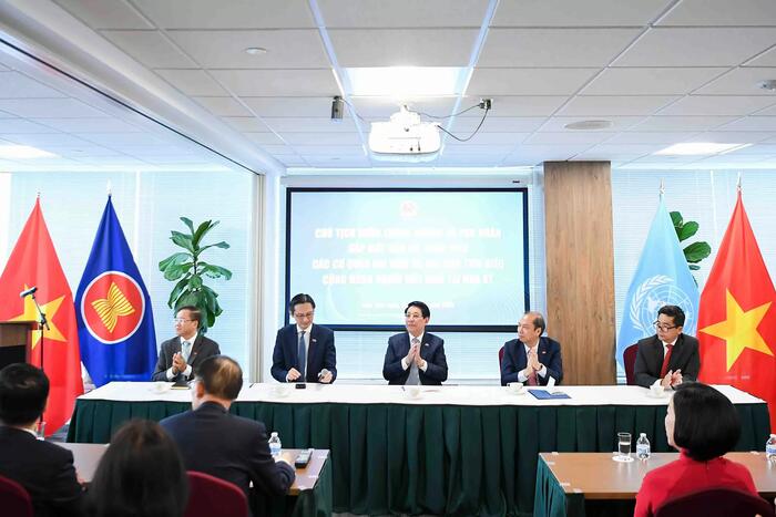 Trưởng các cơ quan đại diện Việt Nam tại Hoa Kỳ báo cáo với Chủ tịch nước và Phu nhân các lĩnh vực thế mạnh của từng địa bàn. Ảnh: Hoàng Hồng