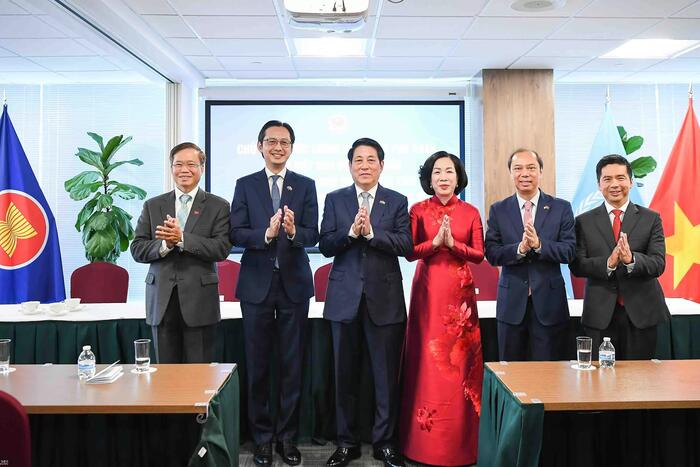 Phái đoàn thường trực Việt Nam tại Liên hợp quốc tặng quà cho Chủ tịch nước Lương Cường.  Ảnh: Hoàng Hồng