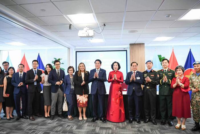Chủ tịch nước Lương Cường và Phu nhân chụp ảnh lưu niệm với các đại biểu. Ảnh: Hoàng Hồng