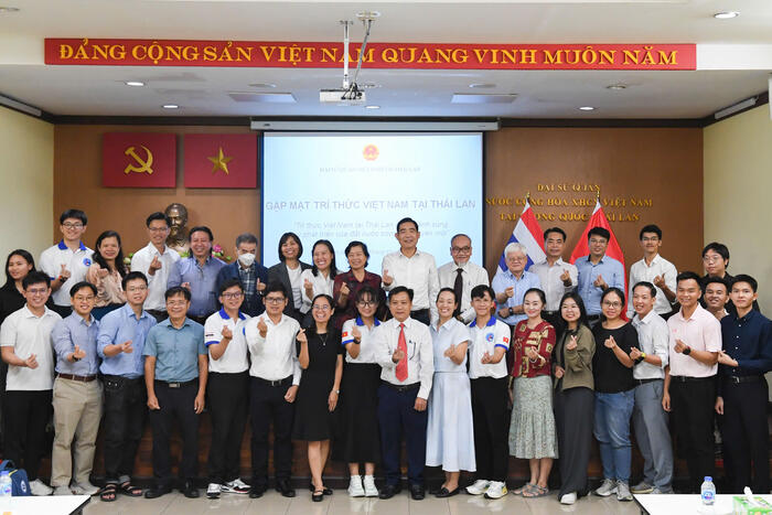 Các đại biểu chụp ảnh lưu niệm tại Chương trình
