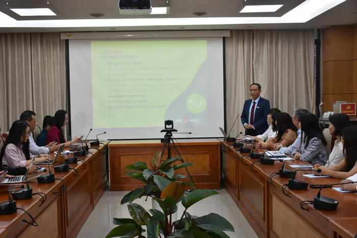 Ông Mai Hải Lâm giới thiệu về một số hoạt động văn hóa dự kiến trong Tuần lễ Phở châu Âu