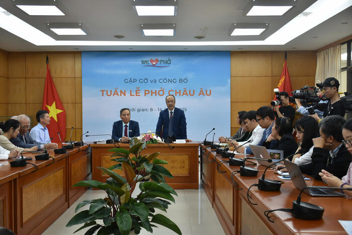 Chủ nhiệm Ủy ban Nhà nước về người Việt Nam ở nước ngoài Nguyễn Trung Kiên phát biểu tại buổi gặp gỡ