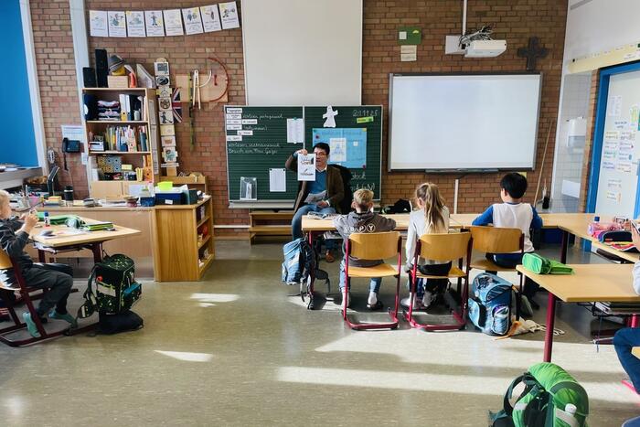 Ông Phạm Khánh Nam giới thiệu “Thánh Gióng” bằng tiếng Việt, giúp các em được nghe và trải nghiệm một ngôn ngữ hoàn toàn khác biệt so với tiếng Đức các em sử dụng hằng ngày.