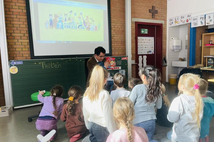 Ông Phạm Khánh Nam giới thiệu “Thánh Gióng” bằng tiếng Việt, giúp các em được nghe và trải nghiệm một ngôn ngữ hoàn toàn khác biệt so với tiếng Đức các em sử dụng hằng ngày.