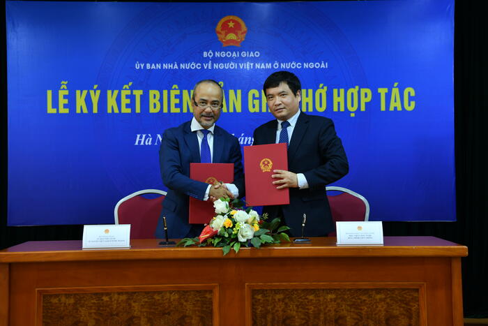 Đại diện Ủy ban và Học viện Công nghệ Bưu chính Viễn thông ký  Biên bản ghi nhớ hợp tác