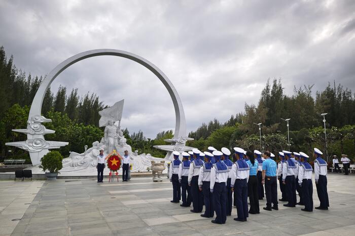 Đoàn công tác dâng hương tại Đài tưởng niệm chiến sĩ Gạc Ma