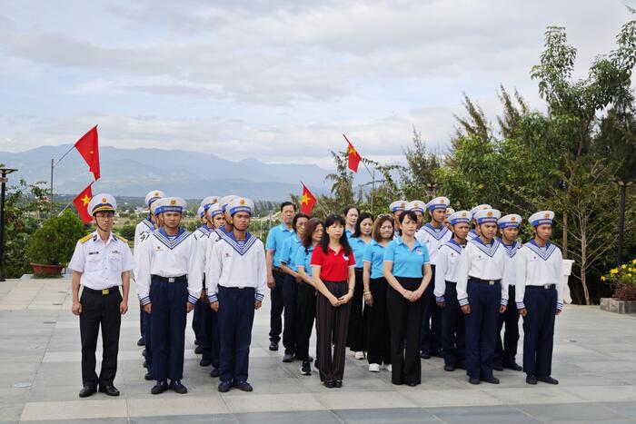 Đoàn công tác dâng hương tại Đài tưởng niệm chiến sĩ Gạc Ma