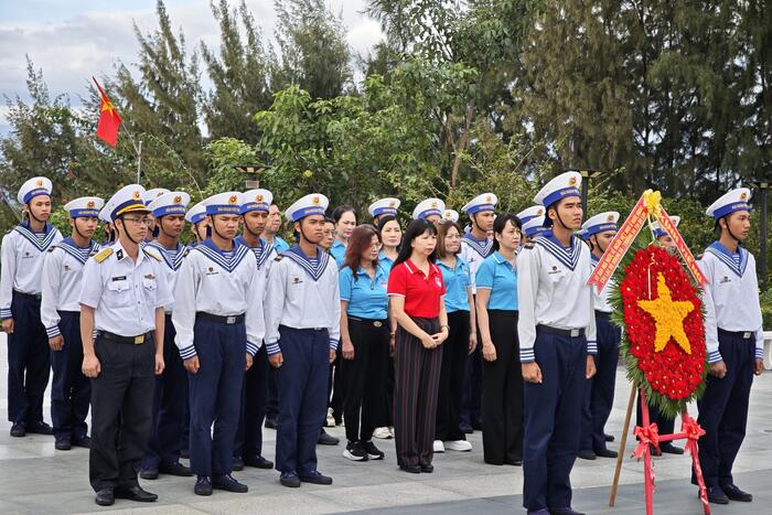 Đoàn công tác dâng hương tại Đài tưởng niệm chiến sĩ Gạc Ma