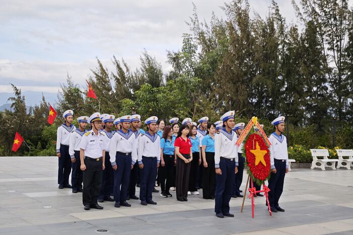 Đoàn công tác dâng hương tại Đài tưởng niệm chiến sĩ Gạc Ma