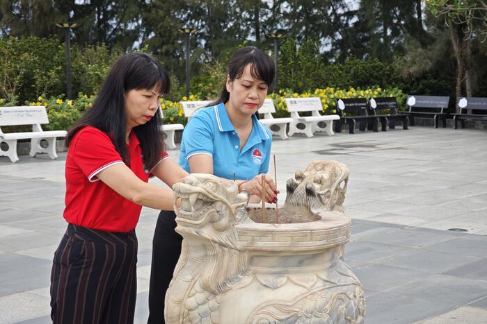 Đoàn công tác dâng hương tại Đài tưởng niệm chiến sĩ Gạc Ma