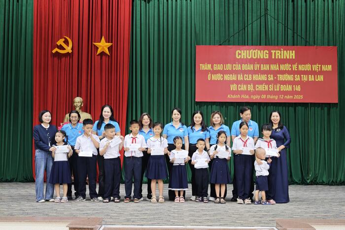 Đoàn công tác tặng quà các em học sinh trường Mầm non, Tiểu học Căn cứ  Quân sự Cam Ranh