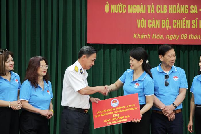 Câu lạc bộ Hoàng Sa - Trường Sa tại Ba Lan đã trao tặng Vườn rau xanh cho đảo Trường Sa Lớn (trị giá 250.000.000 đồng) - dự án do Câu lạc bộ Hoàng Sa - Trường Sa tại Ba Lan đề xuất, vận động.