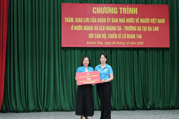 Đoàn tặng Trường Mầm non Căn cứ Quân sự Cam Ranh