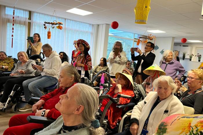 Các khán giả chăm chú thưởng thức tiết mục biểu diễn