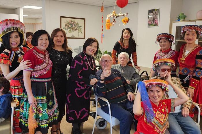 Đội múa cộng đồng  chụp ảnh lưu niệm cùng những khán giả "đặc biệt" tại trung tâm 