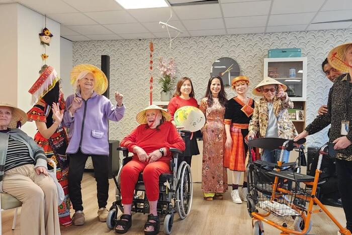 Các cụ vui vẻ đội nón lá  Việt Nam