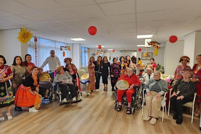 Đội múa cộng đồng  chụp ảnh lưu niệm cùng khán giả đặc biệt tại trung tâm 