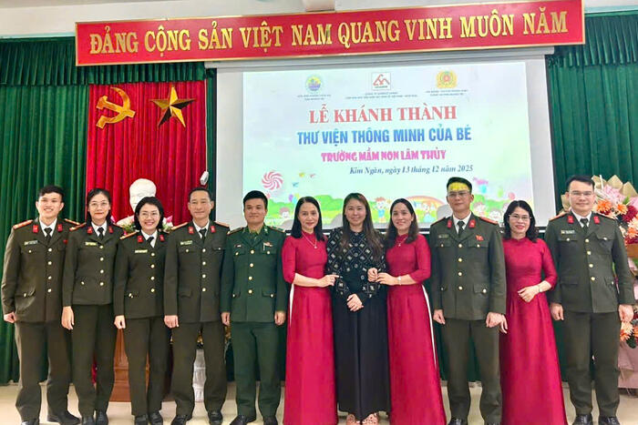 Các đại biểu chụp ảnh lưu niệm