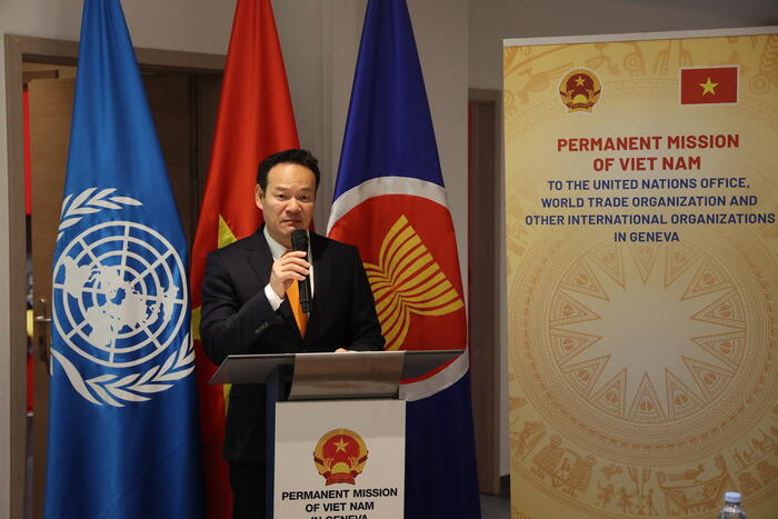 Đại sứ, Trưởng Phái đoàn Mai Phan Dũng phát biểu tại Tọa đàm