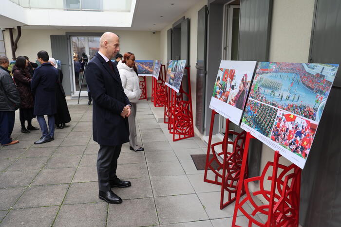 Lễ kỷ niệm được tổ chức trang trọng, kết hợp giữa triển lãm tư liệu – sách – ảnh về Chủ tịch Hồ Chí Minh, chiếu phim tài liệu “Việt Nam – Hồ Chí Minh – Giữ trọn một con đường” do Điện ảnh Quân đội nhân dân thực hiện, và phần giao lưu ẩm thực truyền thống mang đậm hương vị quê hương.