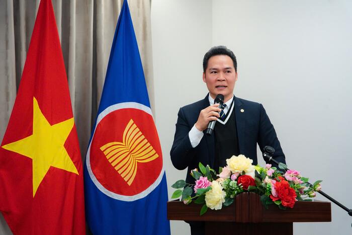 Ông Hoàng Xuân Dũng - Tân Chủ tịch Hội Người Việt Nam tại Fukuoka khóa IV, nhiệm kỳ 2025–2027 phát biểu tại  buổi lễ