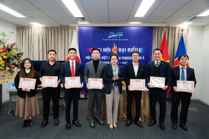 Tổng Lãnh sự Việt Nam tại Fukuoka Vũ Chi Mai  trao tặng Giấy khen cho các cá nhân, tập thể có thành tích xuất sắc 