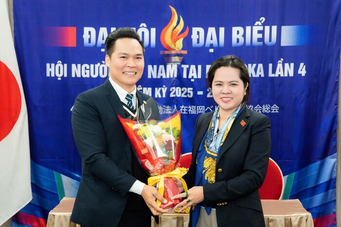 Tổng Lãnh sự Việt Nam tại Fukuoka Vũ Chi Mai  tặng hoa chúc mừng ông Hoàng Xuân Dũng