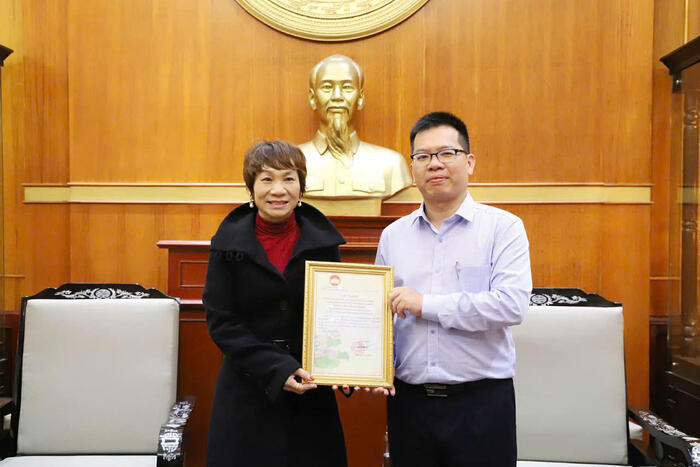 Đại diện Cộng đồng người Việt tại Nice, Pháp trao tiền ủng hộ cho MTTQVN