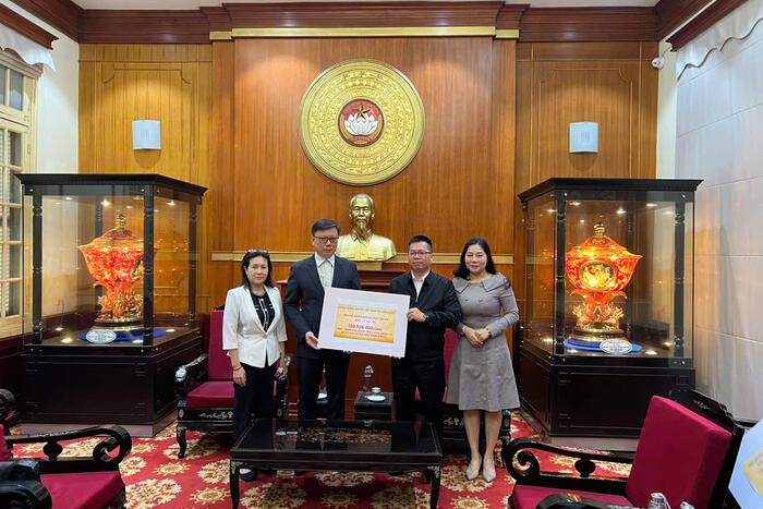 Đại diện cộng đồng người Việt Nam tại Hàn Quốc  trao tiền ủng hộ cho MTTQVN