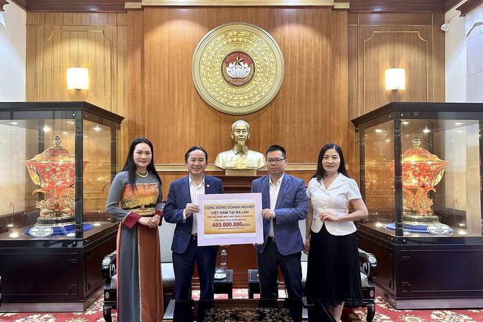 Ông Trần Anh Tuấn, Chủ tịch Hội người Việt tại Ba Lan, đại diện cộng đồng doanh nghiệp Việt Nam tại Ba Lan trao tiền ủng hộ cho MTTQVN