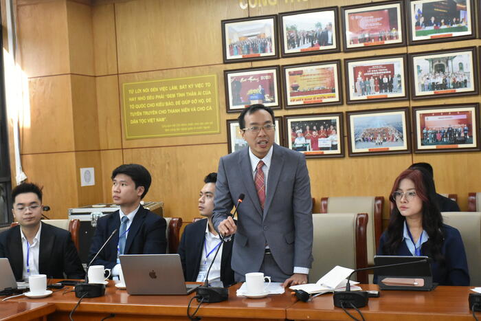 TS. Trần Phi Vũ trình bày báo cáo dẫn đề tại Cuộc thi