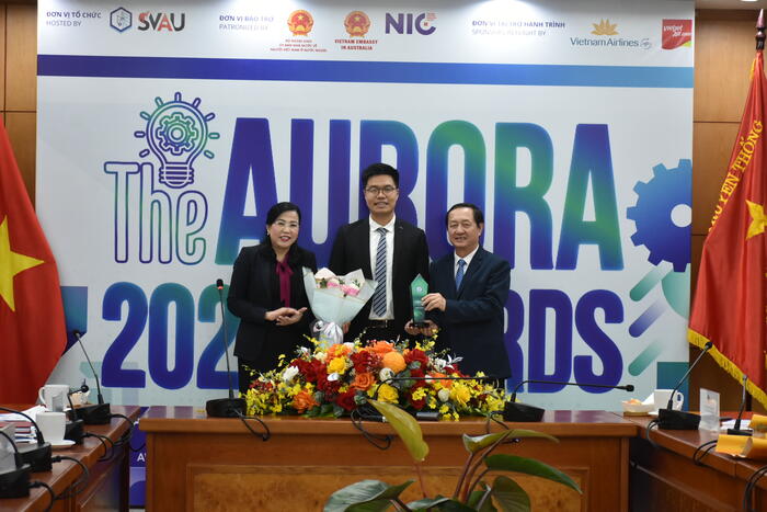 Bà Nguyễn Thanh Hải, ông Huỳnh Thành Đạt trao Giải Nhất  cho thí sinh tại Cuộc thi