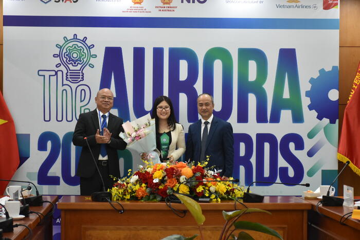 Ban tổ chức trao Giải Nhì  cho thí sinh tại Cuộc thi